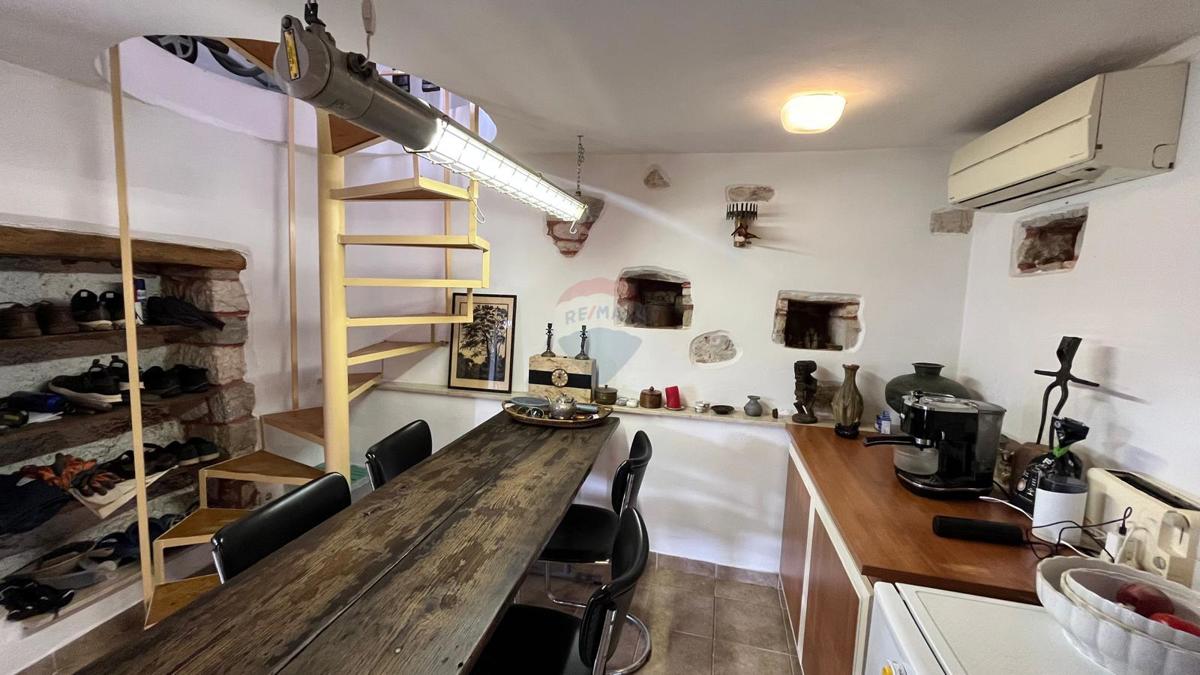 Istria, Oprtalj – Complesso immobiliare ideale per turismo o vita tranquilla