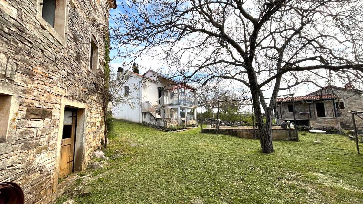 Istria, Oprtalj – Complesso immobiliare ideale per turismo o vita tranquilla
