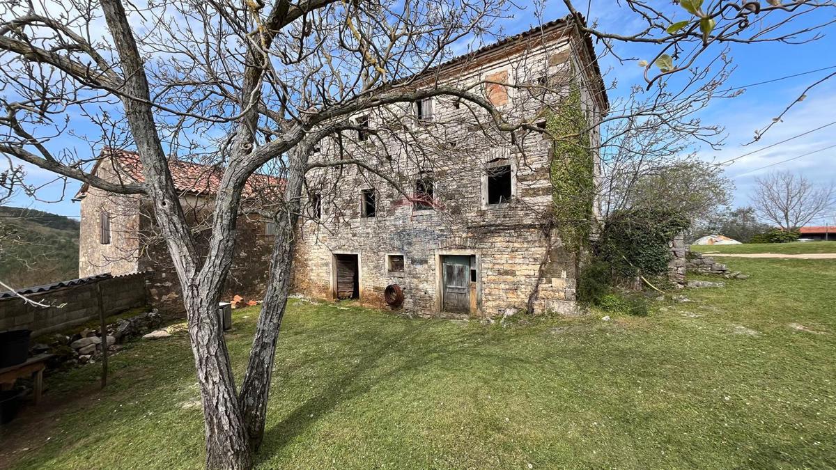 Istria, Oprtalj – Complesso immobiliare ideale per turismo o vita tranquilla