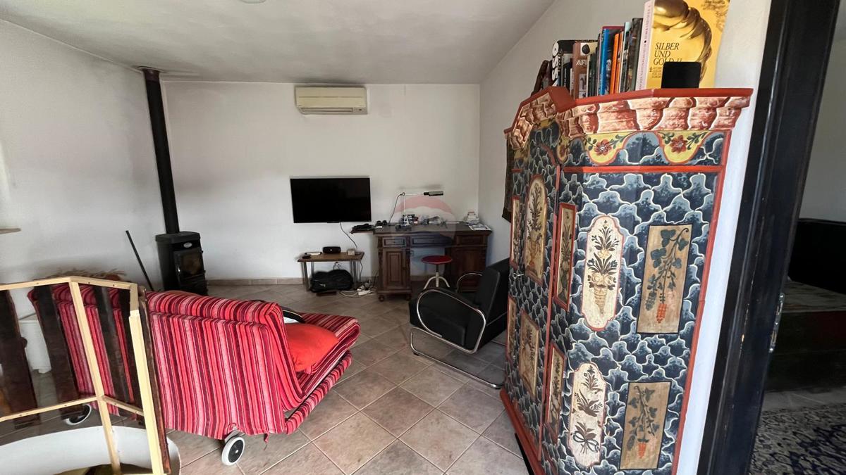 Istria, Oprtalj – Complesso immobiliare ideale per turismo o vita tranquilla