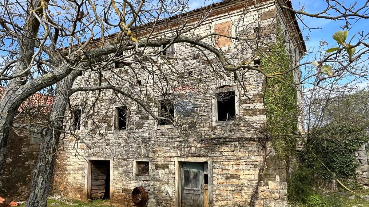 Istria, Oprtalj – Complesso immobiliare ideale per turismo o vita tranquilla