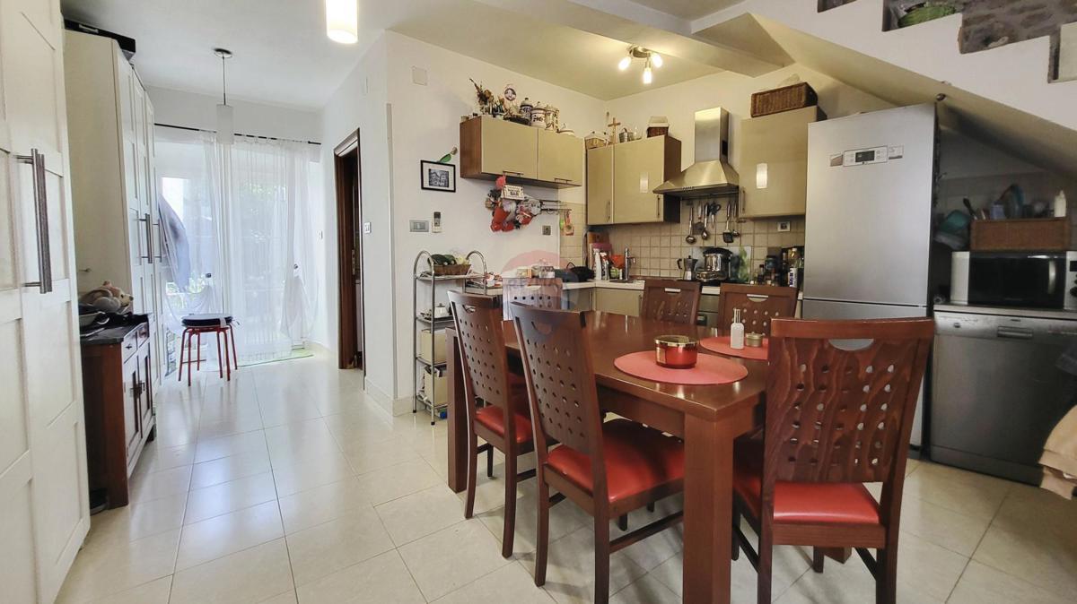 Istria, Vodnjan – Affascinante Casa con Giardino e Vista Mare