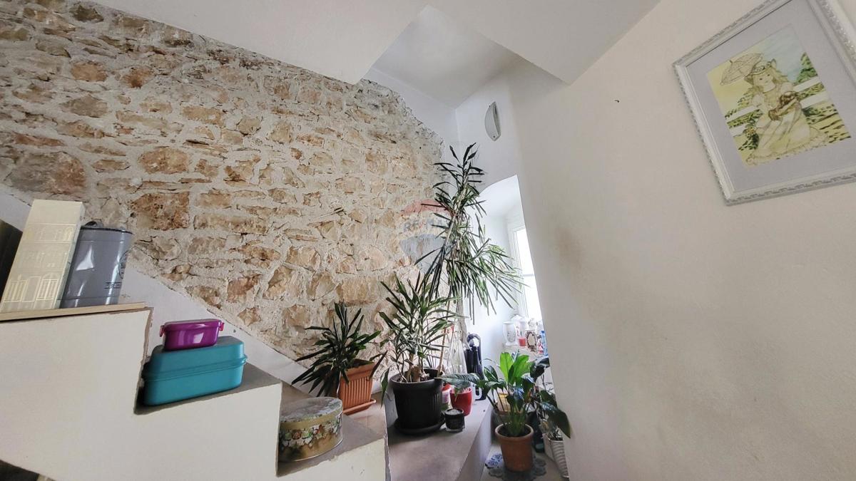 Istria, Vodnjan – Affascinante Casa con Giardino e Vista Mare