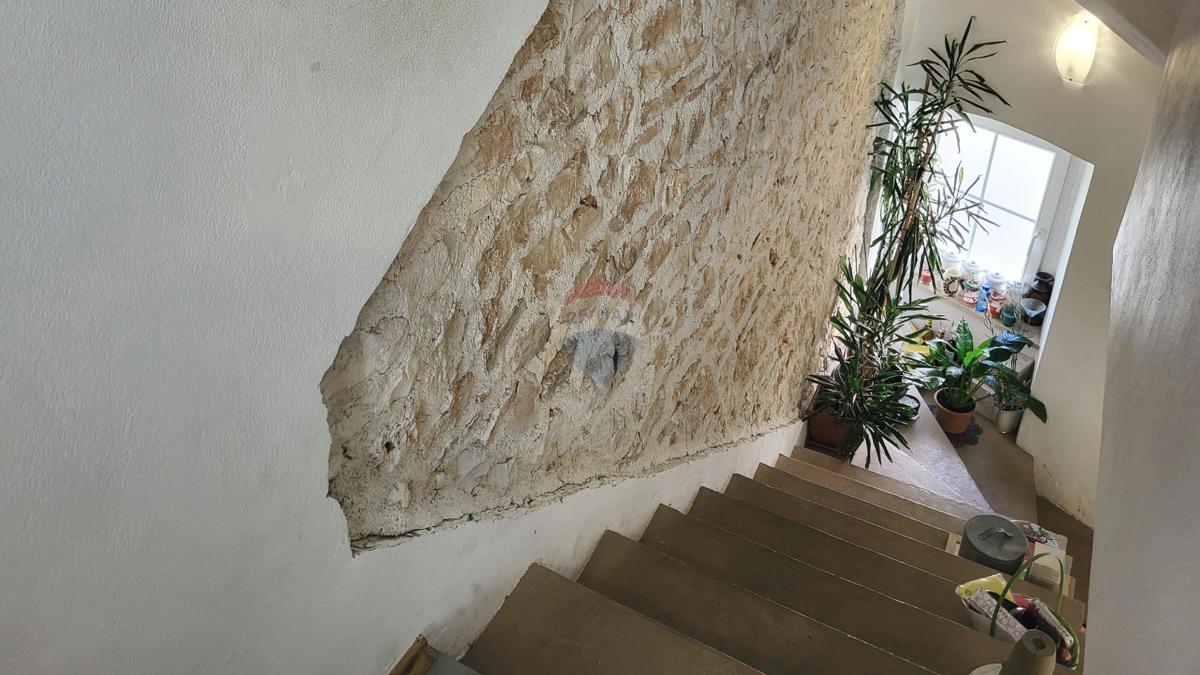 Istria, Vodnjan – Affascinante Casa con Giardino e Vista Mare