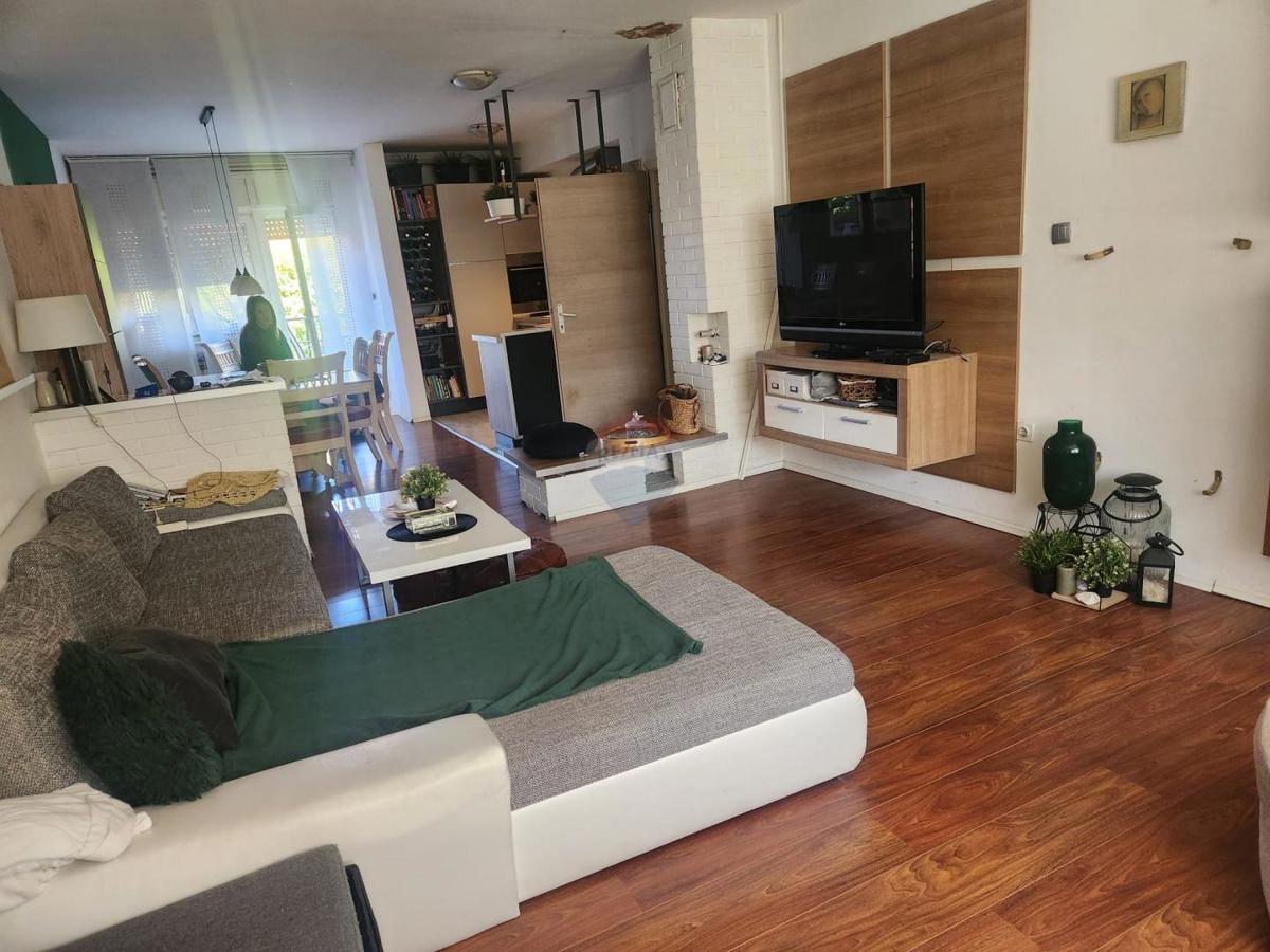 Casa Kromosovo naselje, Velika Gorica, 222m2