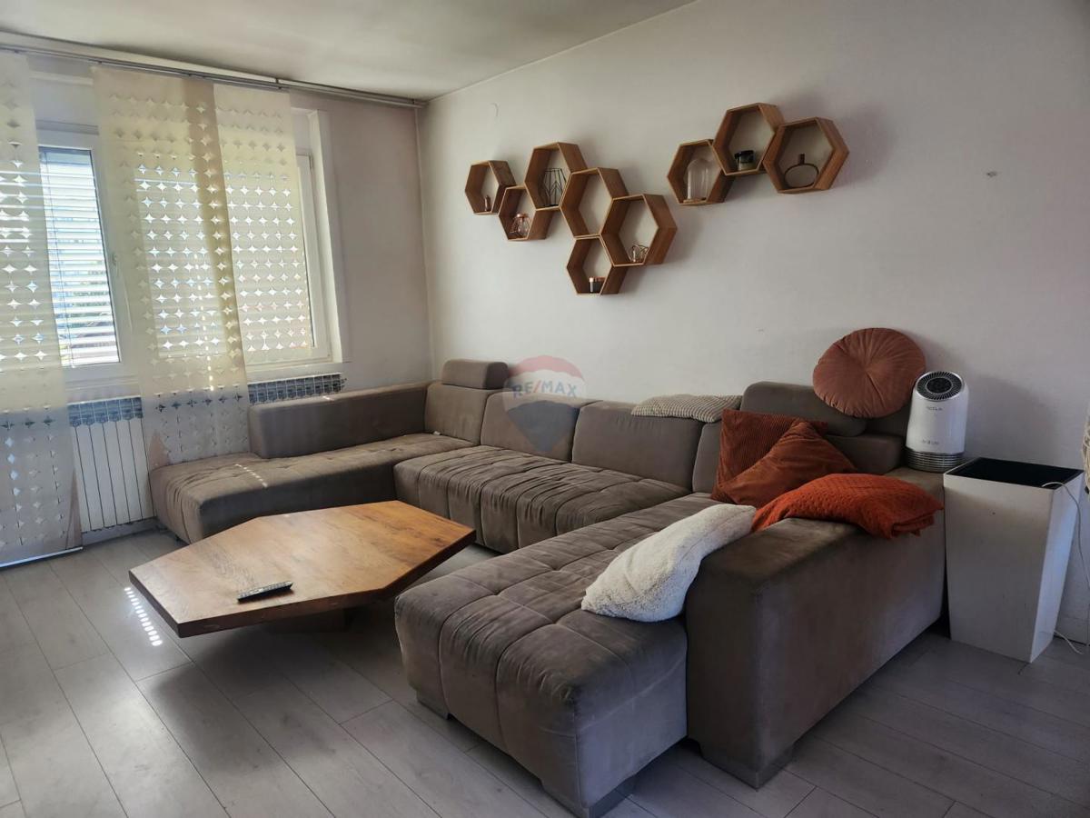 Casa Kromosovo naselje, Velika Gorica, 222m2