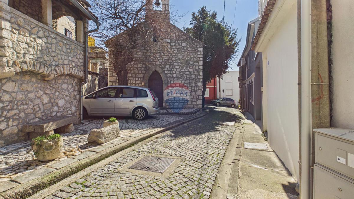 Novi Vinodolski – Casa nel centro storico, seconda fila dal mare