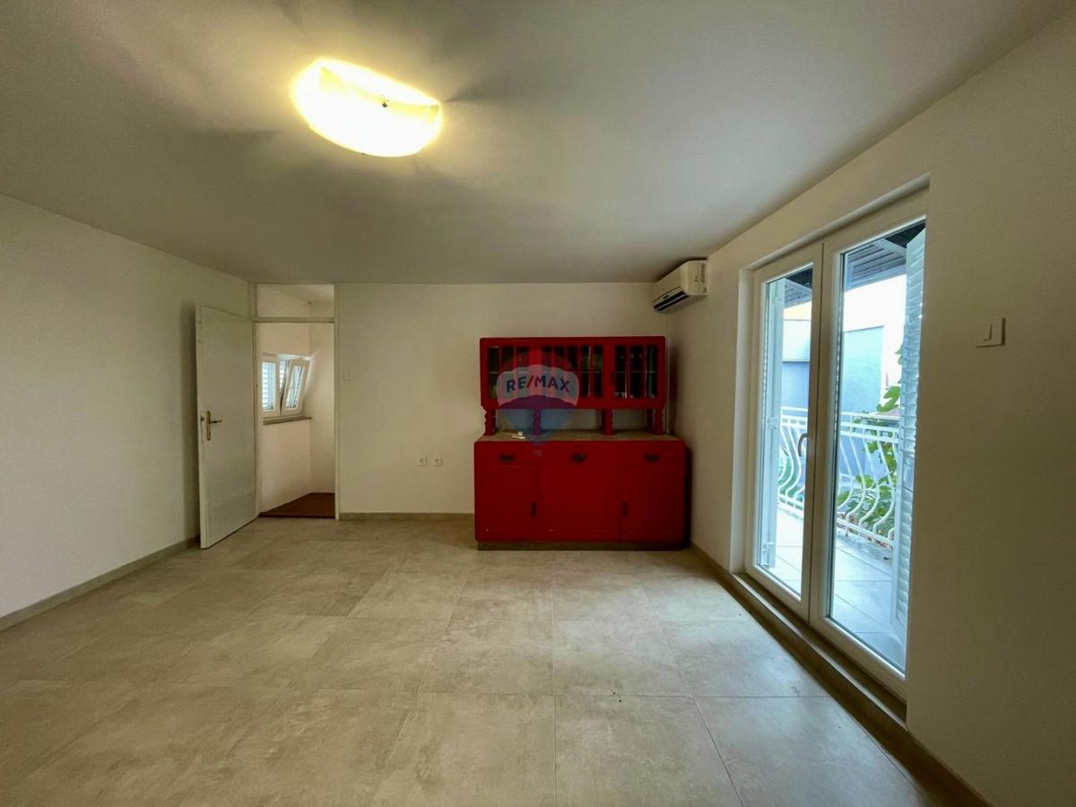 Novi Vinodolski – Casa nel centro storico, seconda fila dal mare