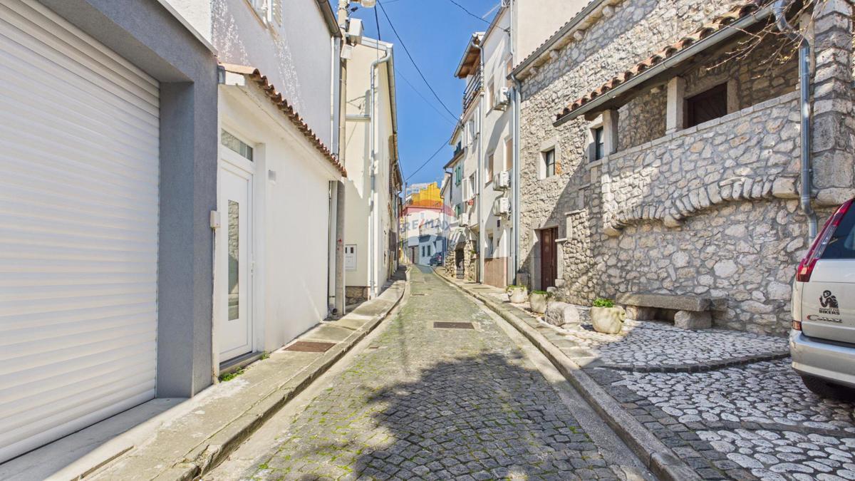 Novi Vinodolski – Casa nel centro storico, seconda fila dal mare