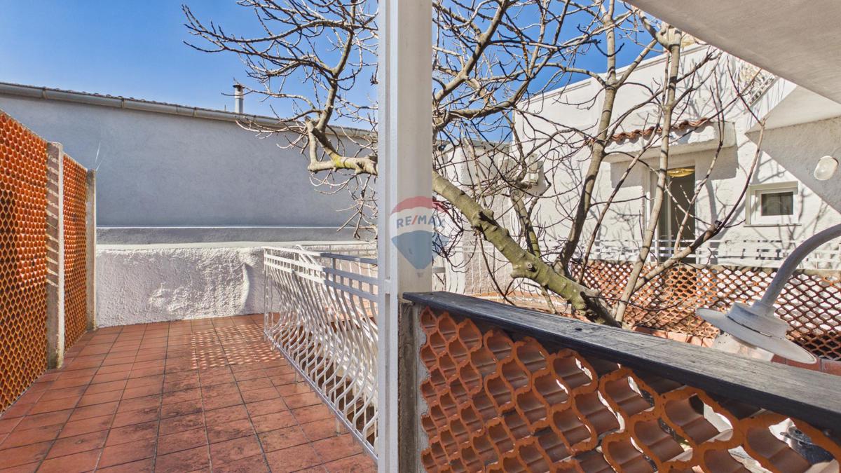 Novi Vinodolski – Casa nel centro storico, seconda fila dal mare