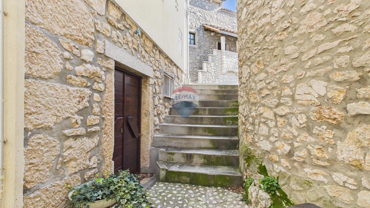 Novi Vinodolski – Casa nel centro storico, seconda fila dal mare