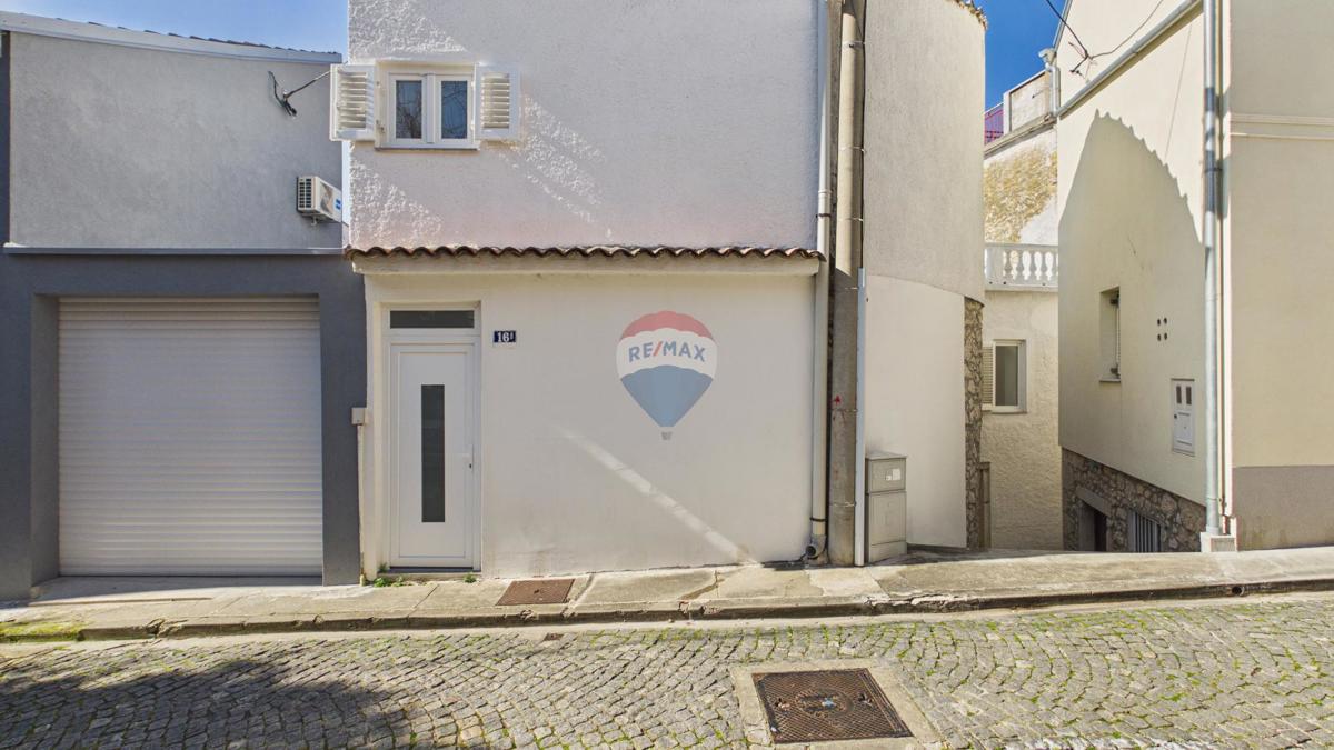 Novi Vinodolski – Casa nel centro storico, seconda fila dal mare