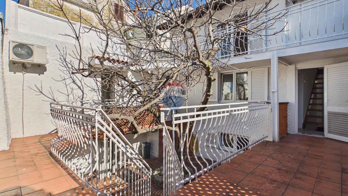 Novi Vinodolski – Casa nel centro storico, seconda fila dal mare