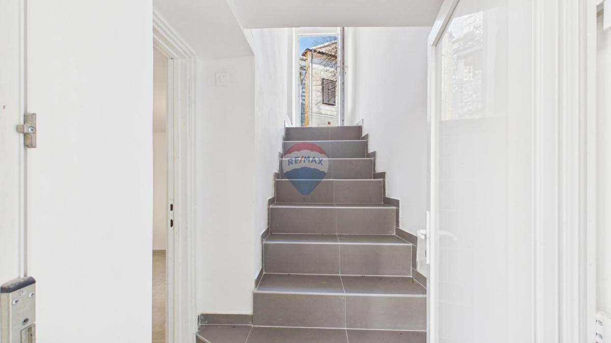 Novi Vinodolski – Casa nel centro storico, seconda fila dal mare