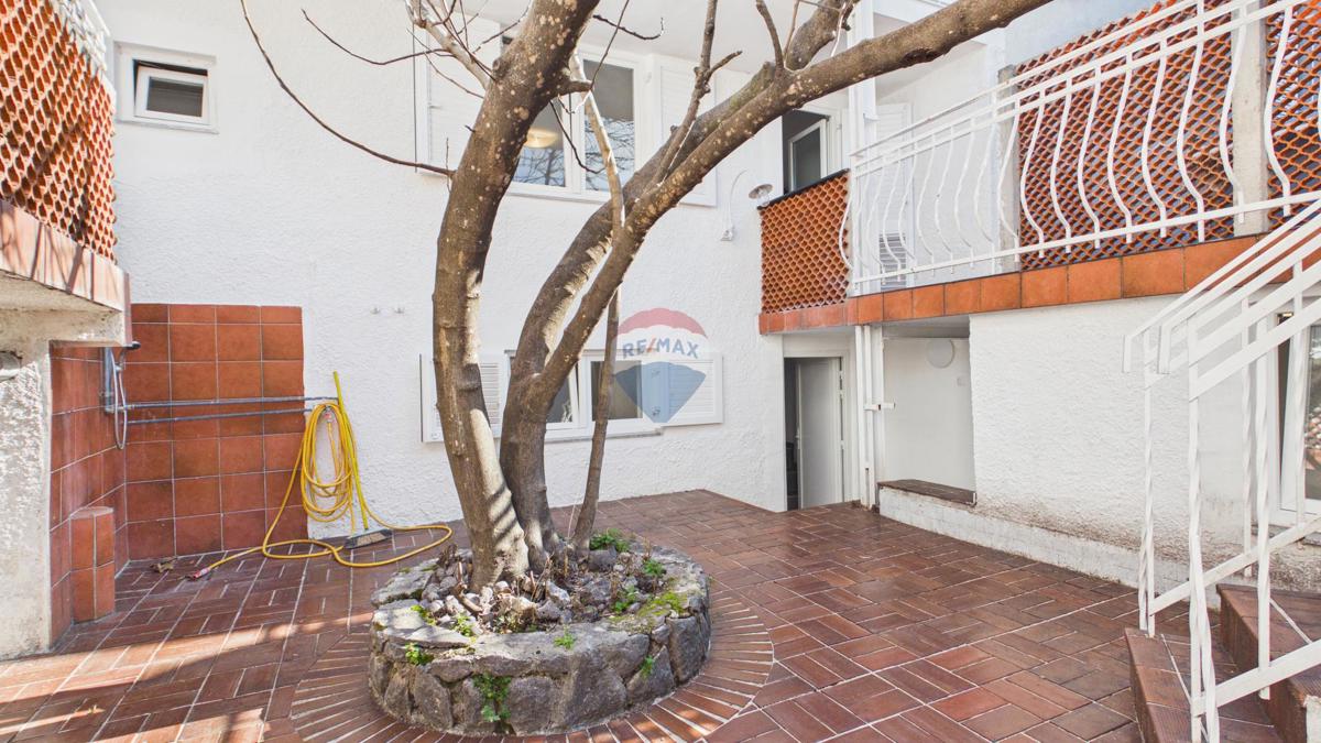 Novi Vinodolski – Casa nel centro storico, seconda fila dal mare