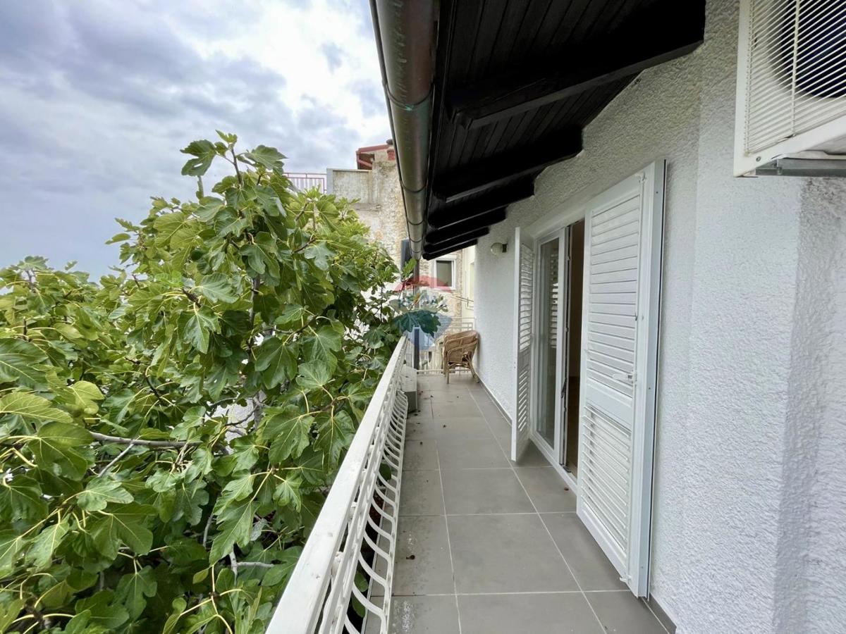 Novi Vinodolski – Casa nel centro storico, seconda fila dal mare