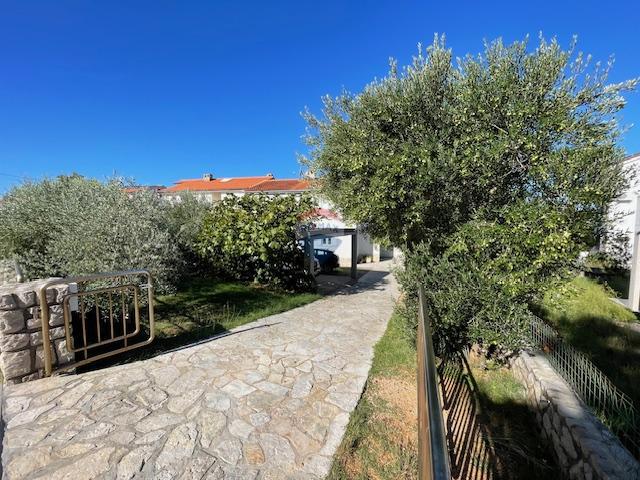 Isola di Krk, Punat - casa familiare con ampio giardino, vista, vicino al mare