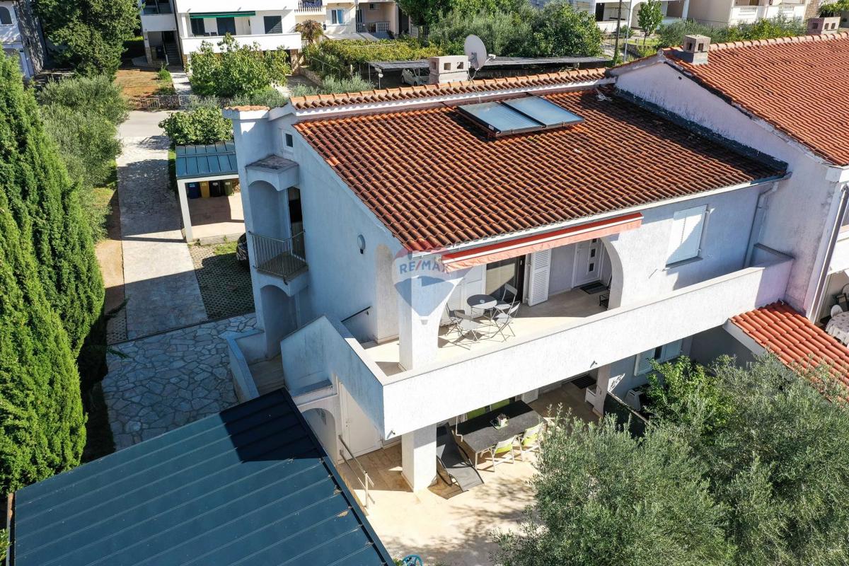 Isola di Krk, Punat - casa familiare con ampio giardino, vista, vicino al mare