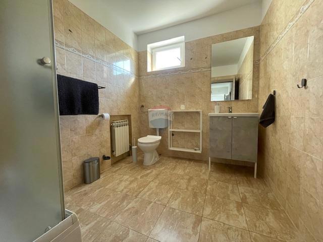 Isola di Krk, Punat - casa familiare con ampio giardino, vista, vicino al mare