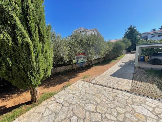 Isola di Krk, Punat - casa familiare con ampio giardino, vista, vicino al mare