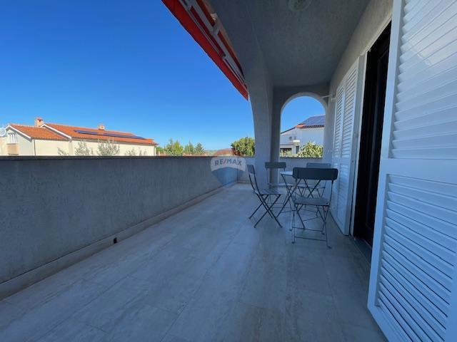 Isola di Krk, Punat - casa familiare con ampio giardino, vista, vicino al mare