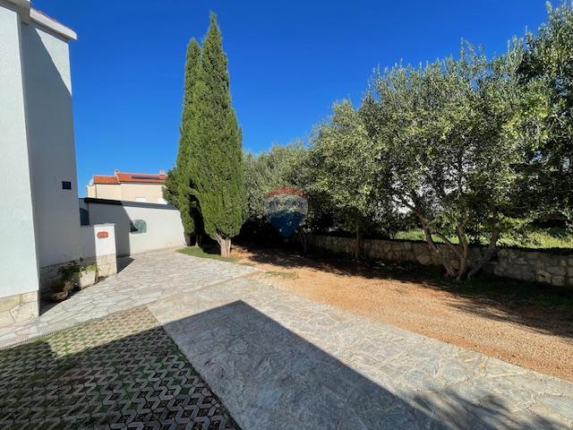 Isola di Krk, Punat - casa familiare con ampio giardino, vista, vicino al mare