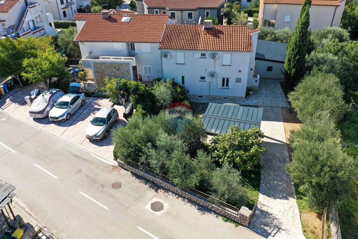 Isola di Krk, Punat - casa familiare con ampio giardino, vista, vicino al mare