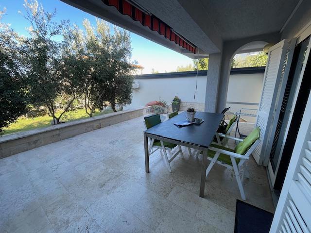 Isola di Krk, Punat - casa familiare con ampio giardino, vista, vicino al mare