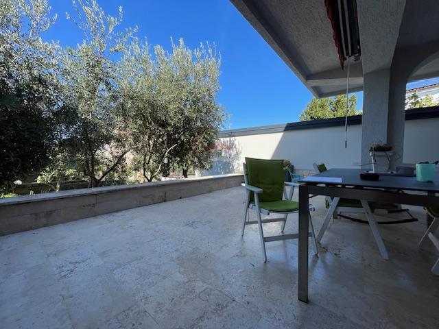 Isola di Krk, Punat - casa familiare con ampio giardino, vista, vicino al mare