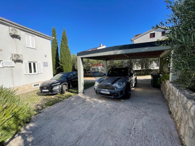 Isola di Krk, Punat - casa familiare con ampio giardino, vista, vicino al mare
