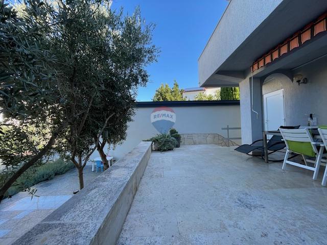 Isola di Krk, Punat - casa familiare con ampio giardino, vista, vicino al mare