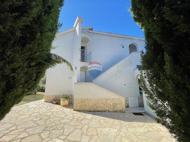 Isola di Krk, Punat - casa familiare con ampio giardino, vista, vicino al mare