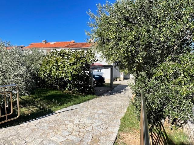 Isola di Krk, Punat - casa familiare con ampio giardino, vista, vicino al mare