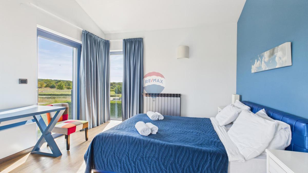 Casa moderna di lusso con piscina e jacuzzi su ampio terreno