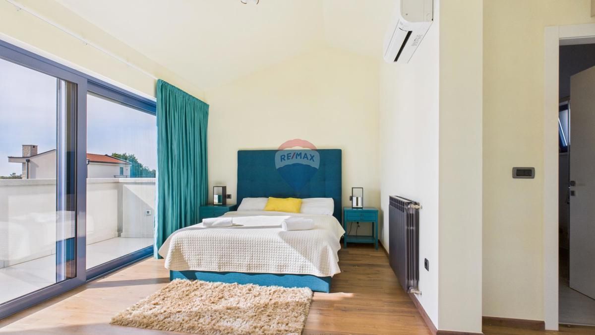 Casa moderna di lusso con piscina e jacuzzi su ampio terreno