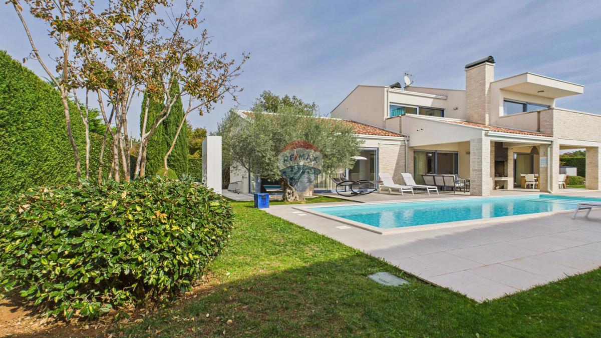 Casa moderna di lusso con piscina e jacuzzi su ampio terreno