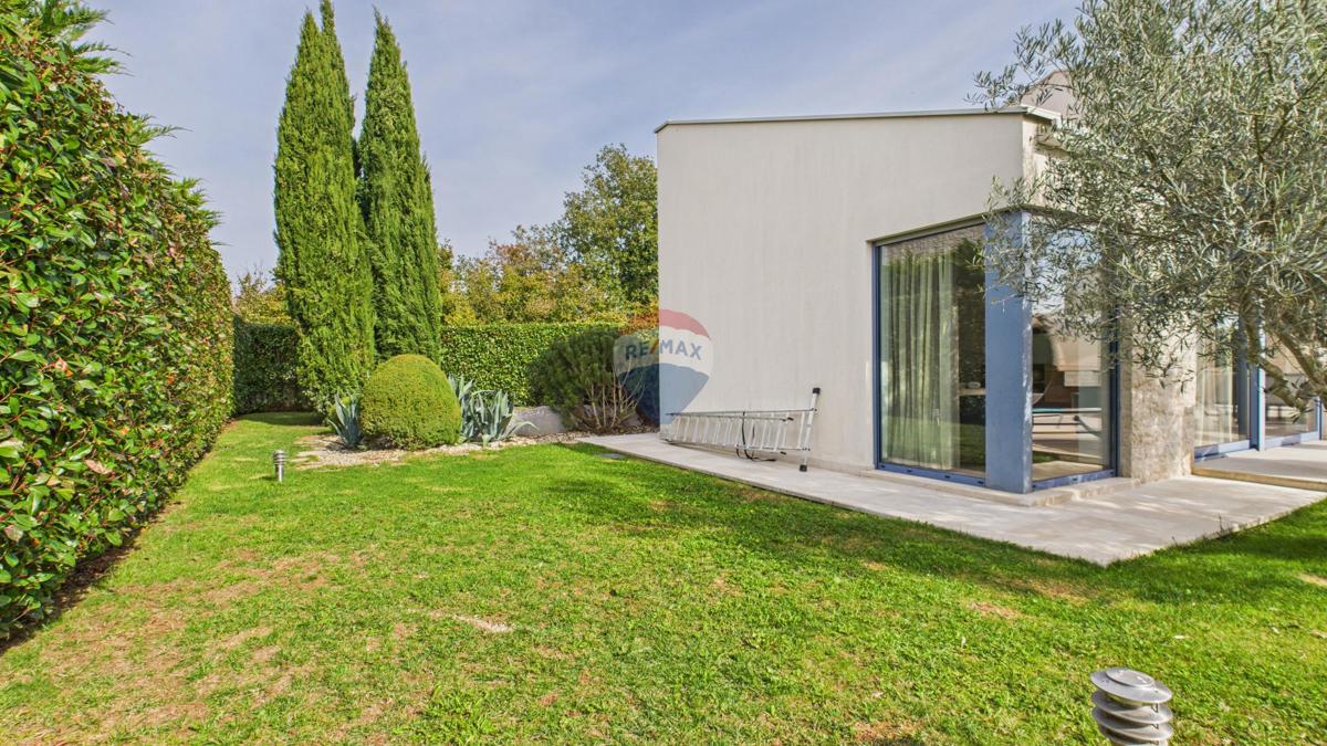 Casa moderna di lusso con piscina e jacuzzi su ampio terreno