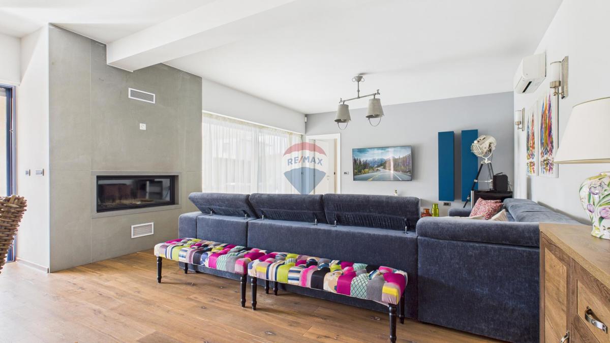 Casa moderna di lusso con piscina e jacuzzi su ampio terreno