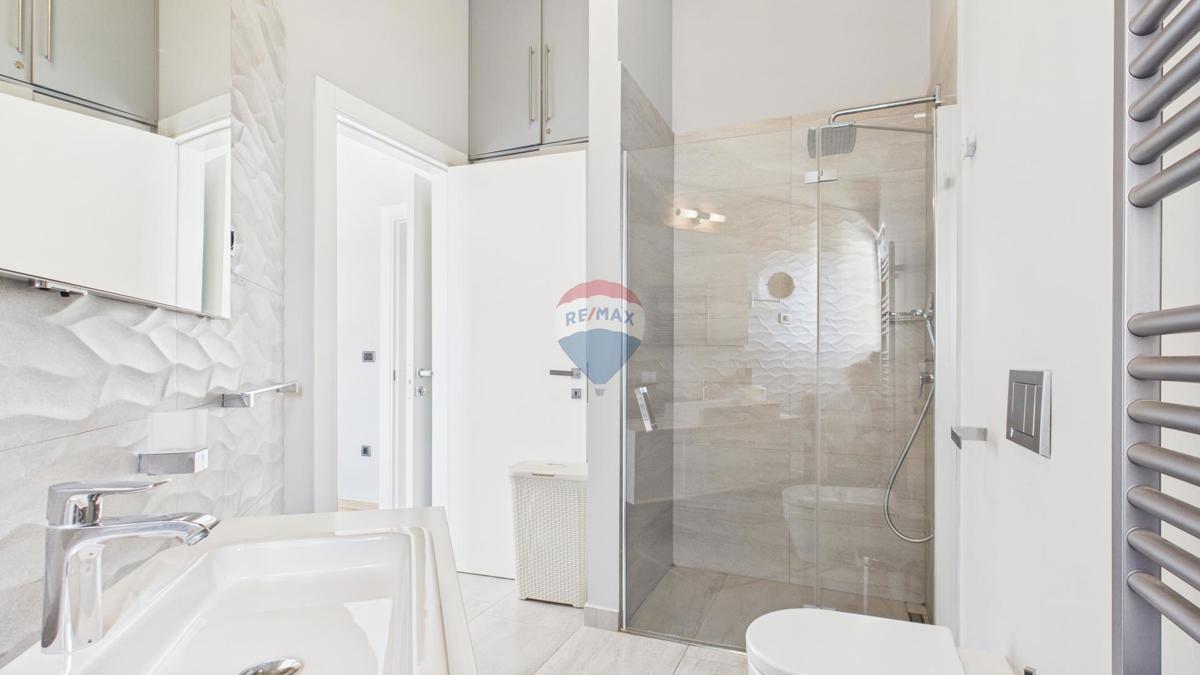 Casa moderna di lusso con piscina e jacuzzi su ampio terreno