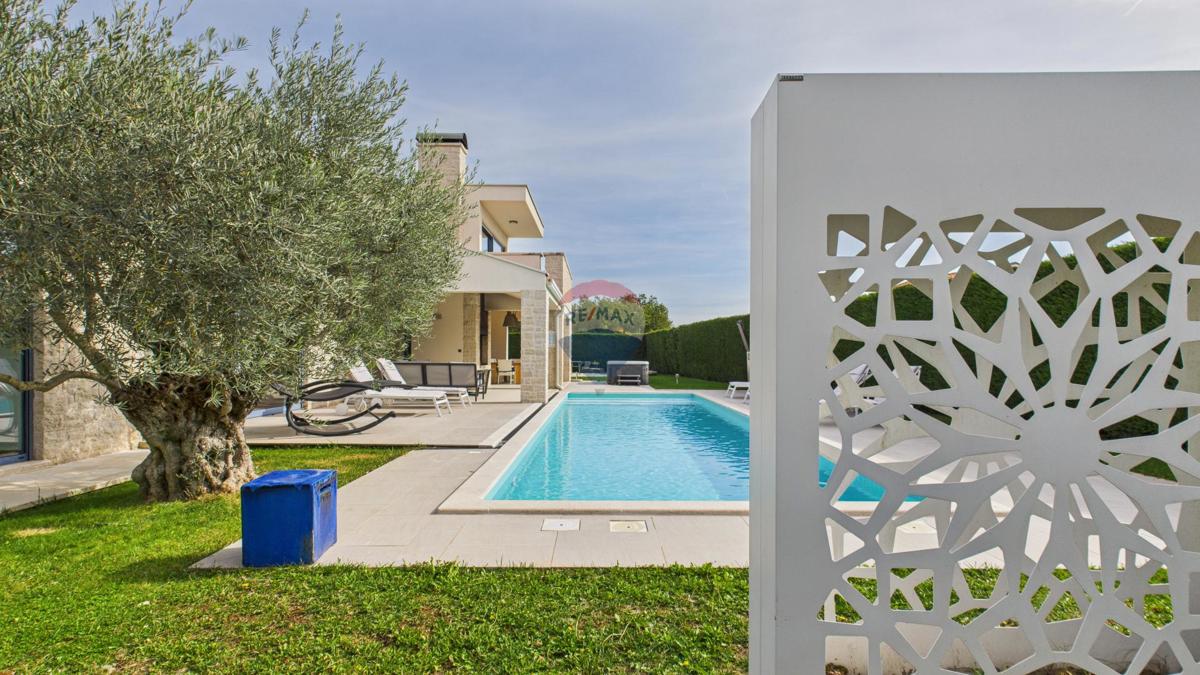 Casa moderna di lusso con piscina e jacuzzi su ampio terreno