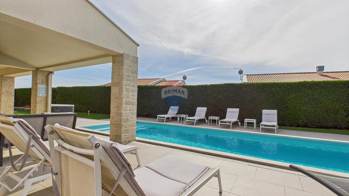 Casa moderna di lusso con piscina e jacuzzi su ampio terreno