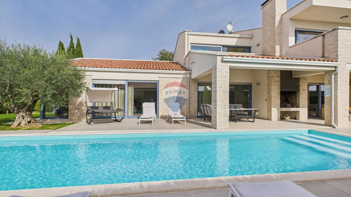 Casa moderna di lusso con piscina e jacuzzi su ampio terreno