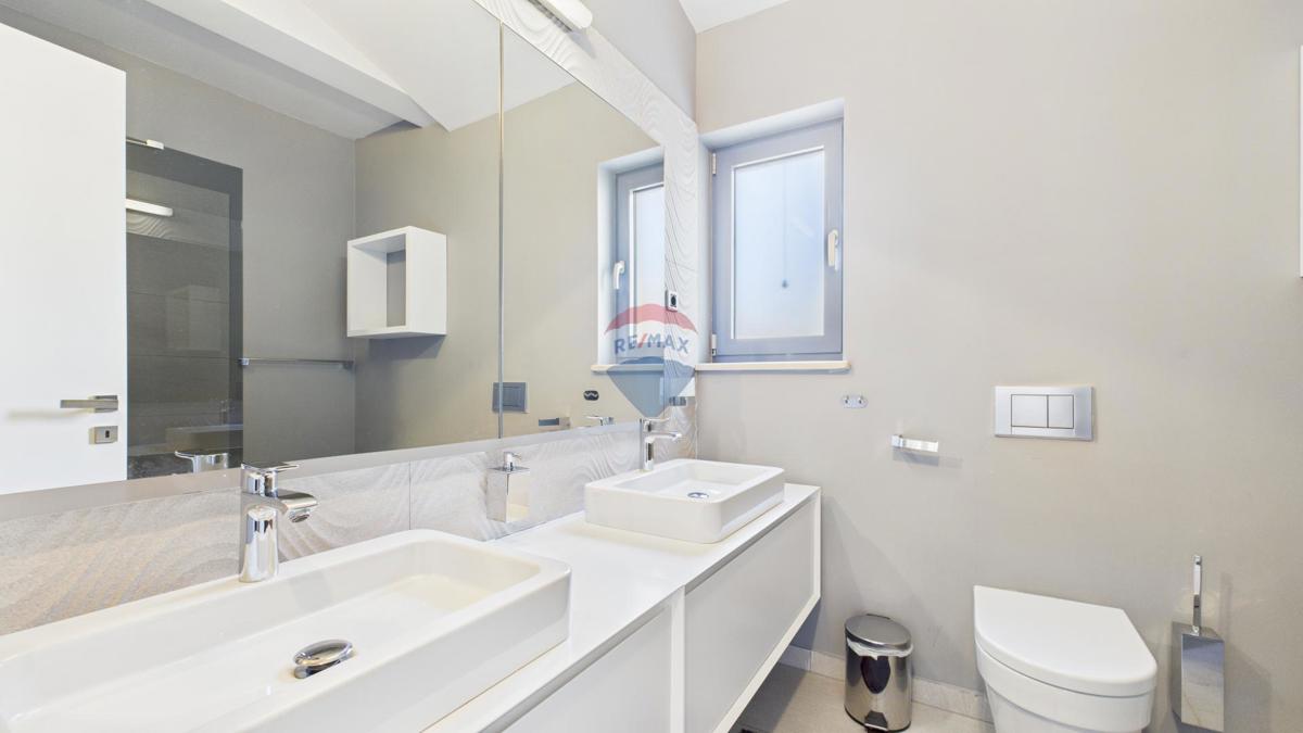 Casa moderna di lusso con piscina e jacuzzi su ampio terreno