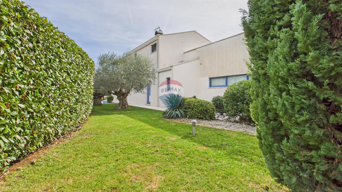 Casa moderna di lusso con piscina e jacuzzi su ampio terreno