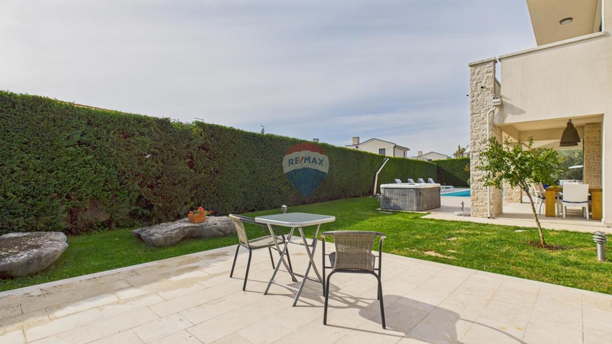 Casa moderna di lusso con piscina e jacuzzi su ampio terreno