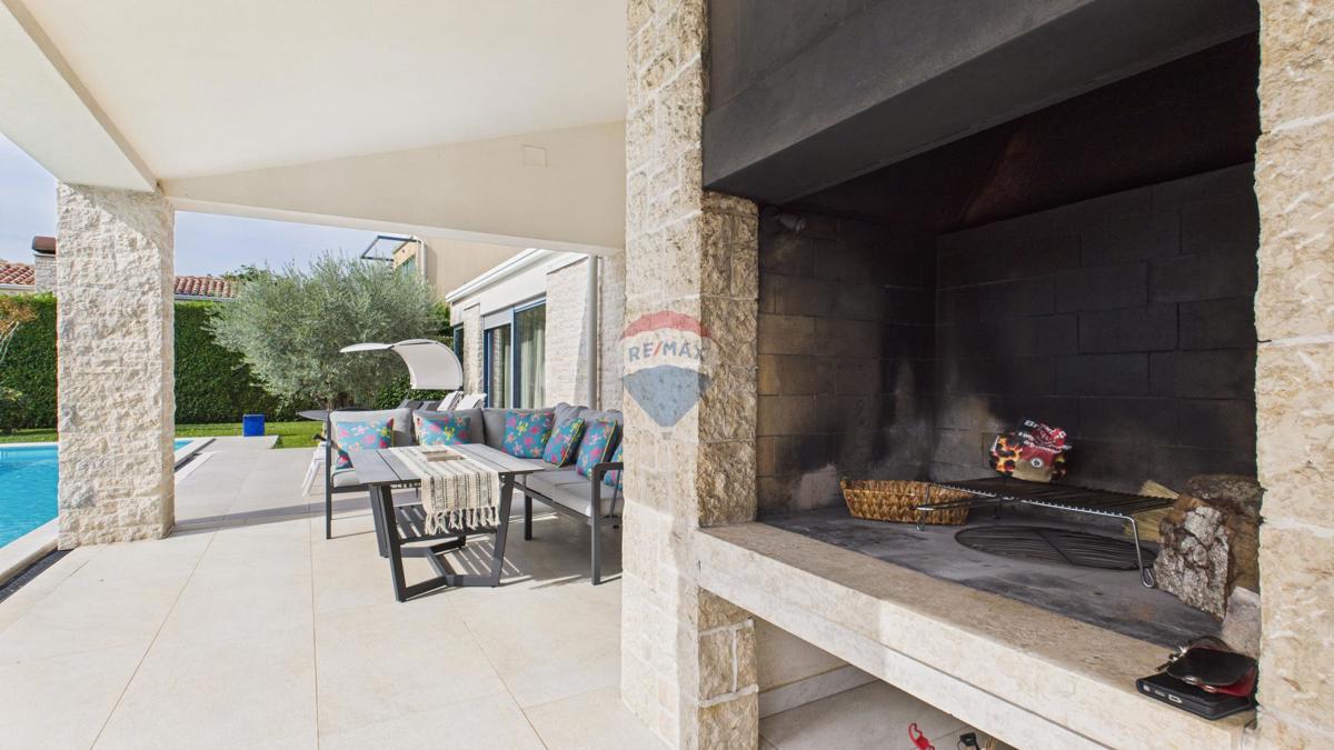 Casa moderna di lusso con piscina e jacuzzi su ampio terreno