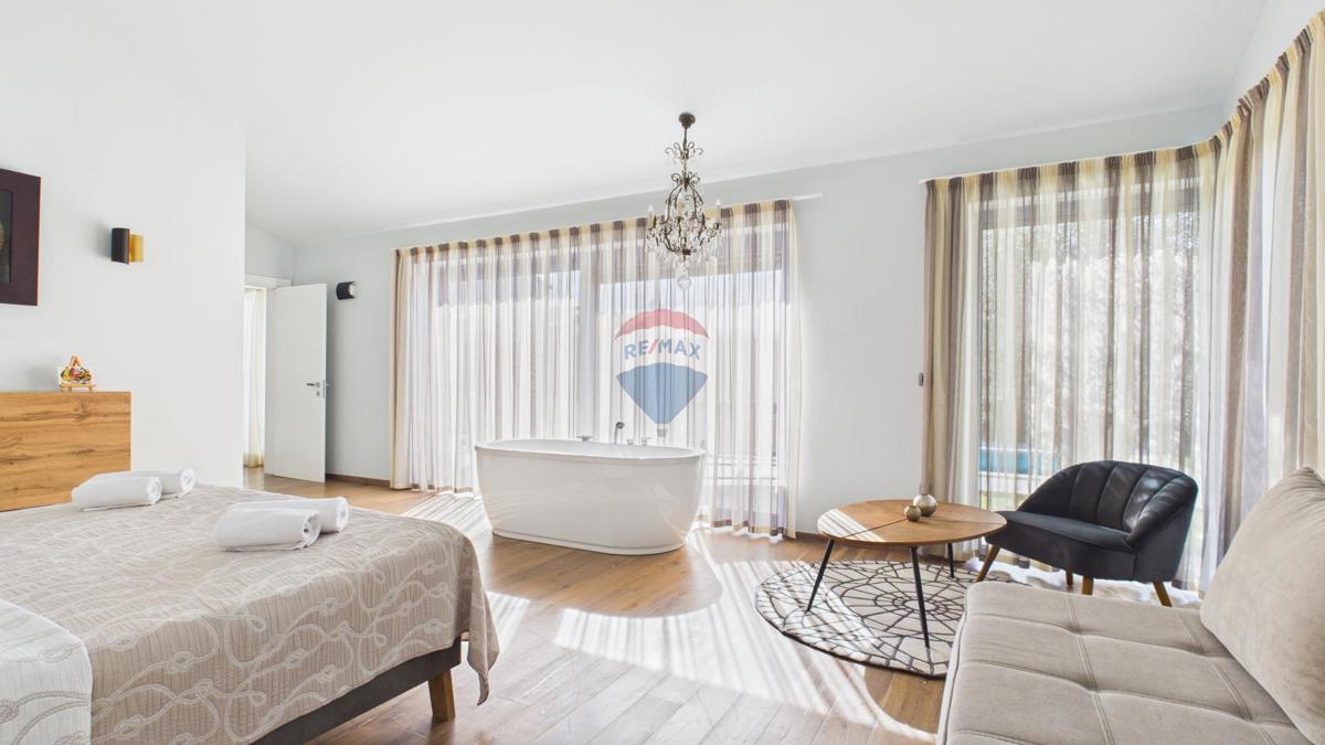 Casa moderna di lusso con piscina e jacuzzi su ampio terreno