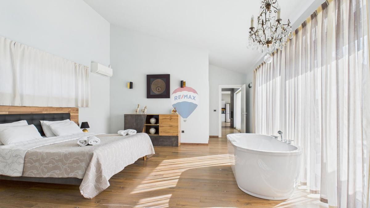 Casa moderna di lusso con piscina e jacuzzi su ampio terreno