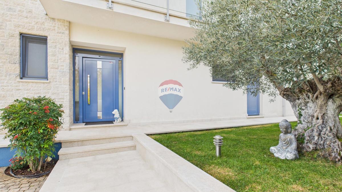 Casa moderna di lusso con piscina e jacuzzi su ampio terreno