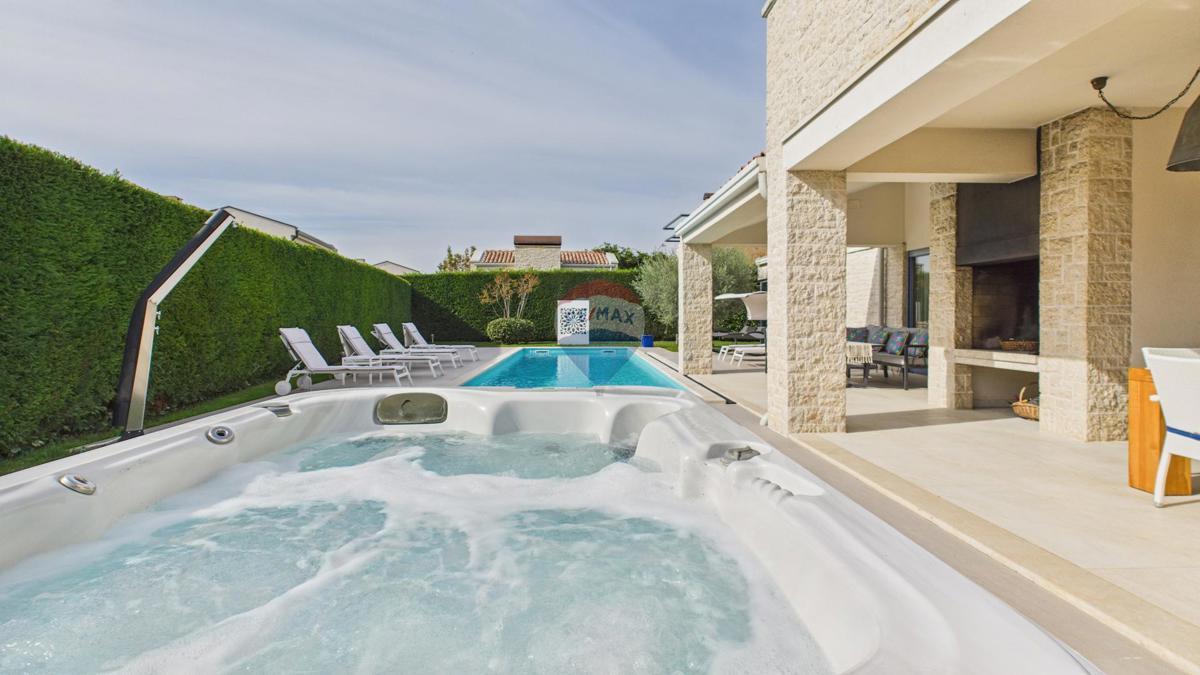 Casa moderna di lusso con piscina e jacuzzi su ampio terreno